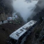 उधमपुर में भयानक बस हादसा: खाई में गिरी बस, कई यात्री फंसे – बचाव कार्य जारी