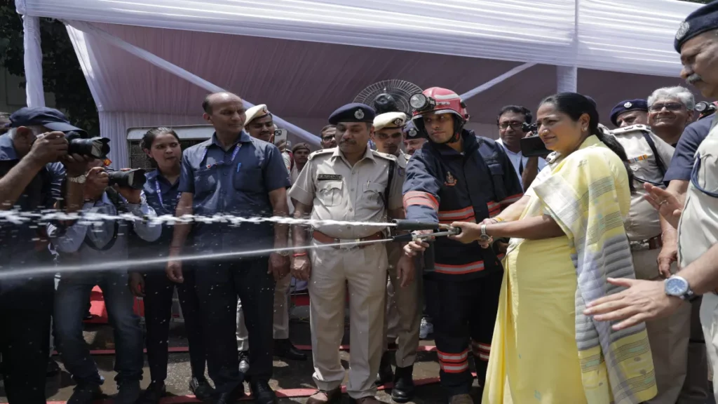 दिल्ली की सुरक्षा ‘राम भरोसे’! फायर ब्रिगेड में 72% स्टाफ की कमी, रेखा गुप्ता ने सरकार से की 6,600 कर्मियों की तत्काल भर्ती की मांग